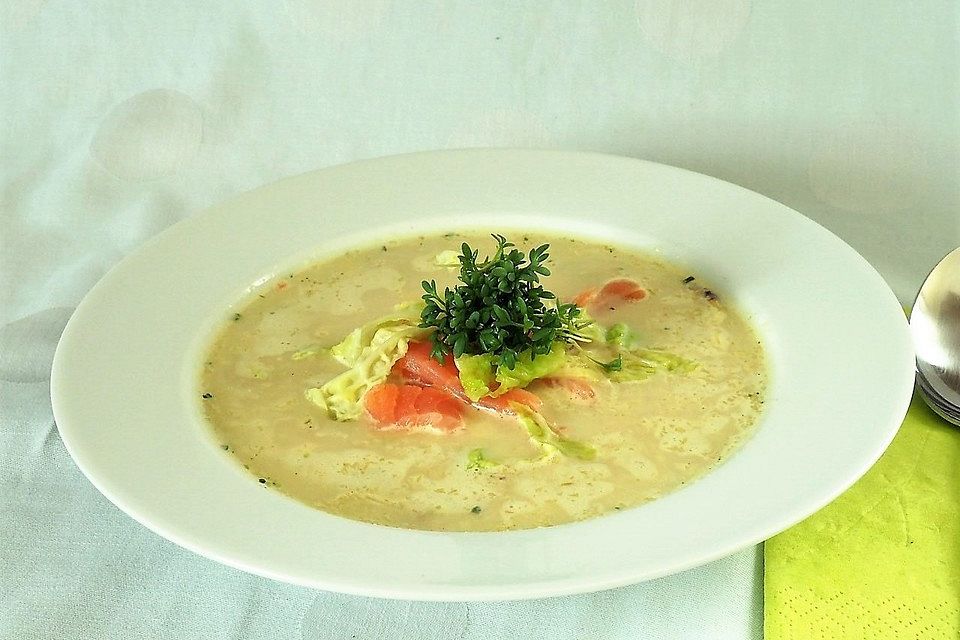 Cremige Wirsingsuppe mit Räucherlachs