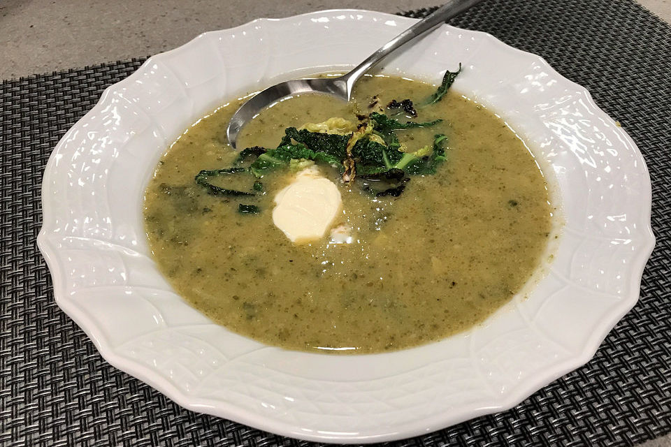 Cremige Wirsingsuppe mit Räucherlachs