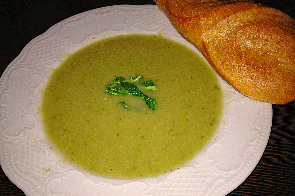 Cremige Wirsingsuppe mit Räucherlachs