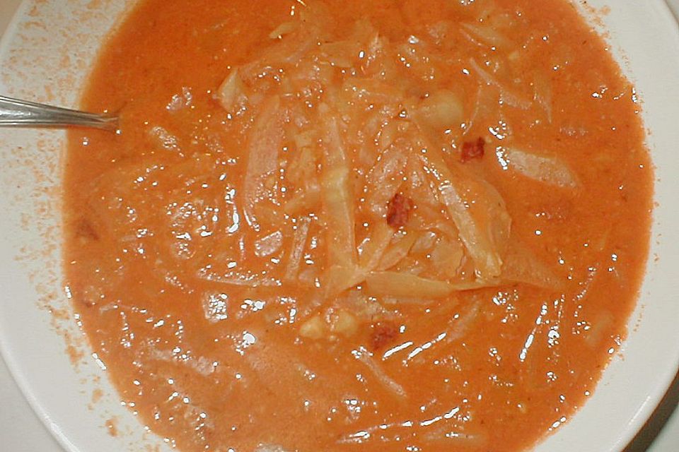 Pikante Weißkrautsuppe mit Speck