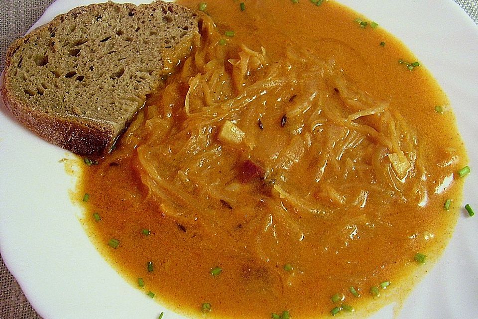 Pikante Weißkrautsuppe mit Speck