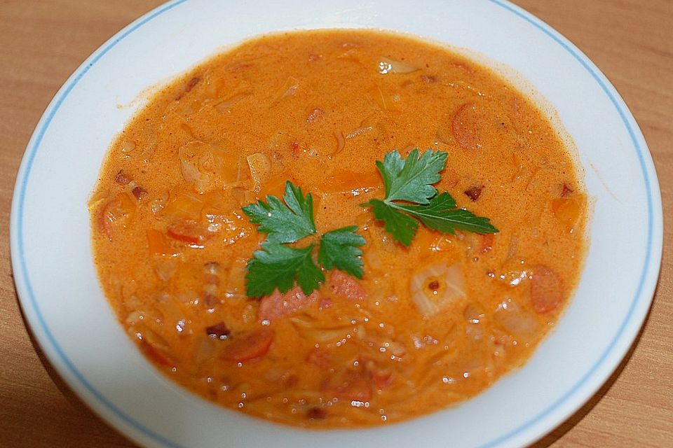 Pikante Weißkrautsuppe mit Speck