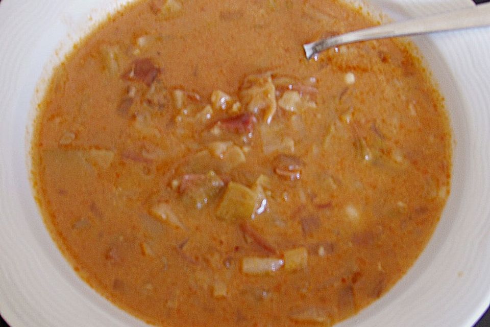 Pikante Weißkrautsuppe mit Speck