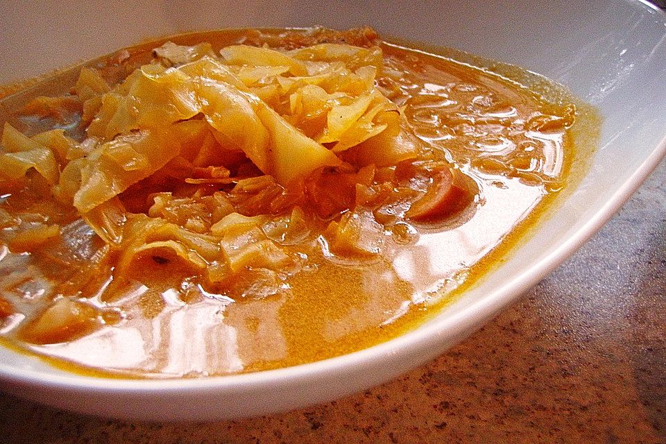 Pikante Weißkrautsuppe mit Speck