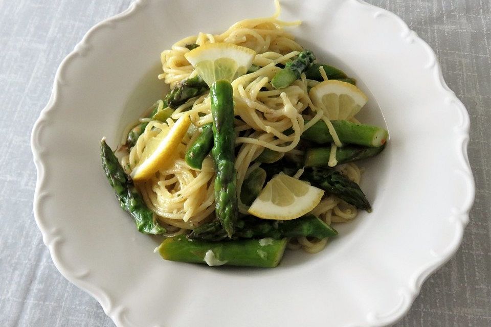 Grüner Spargel mit Spaghetti