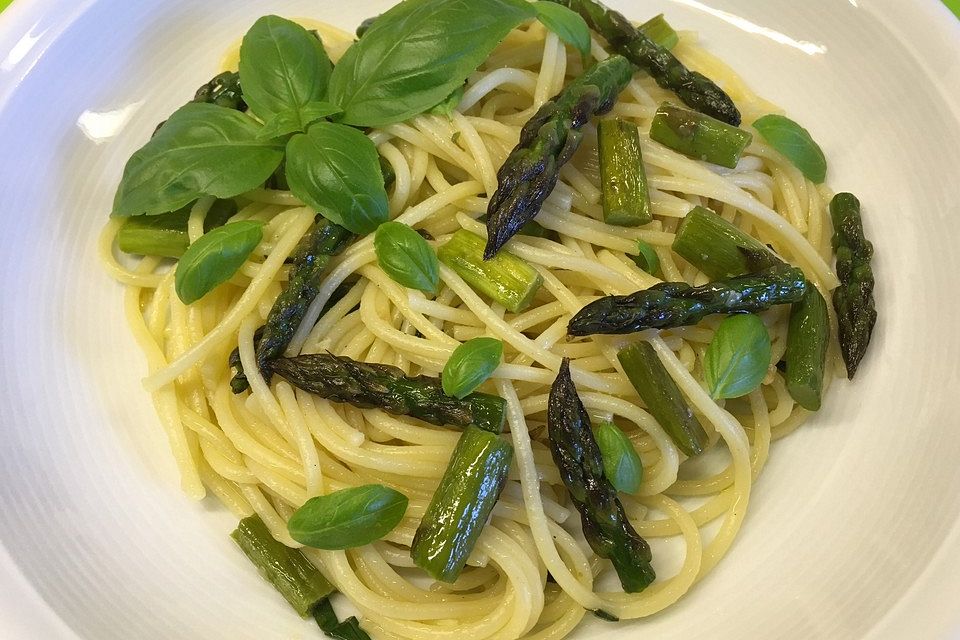 Grüner Spargel mit Spaghetti