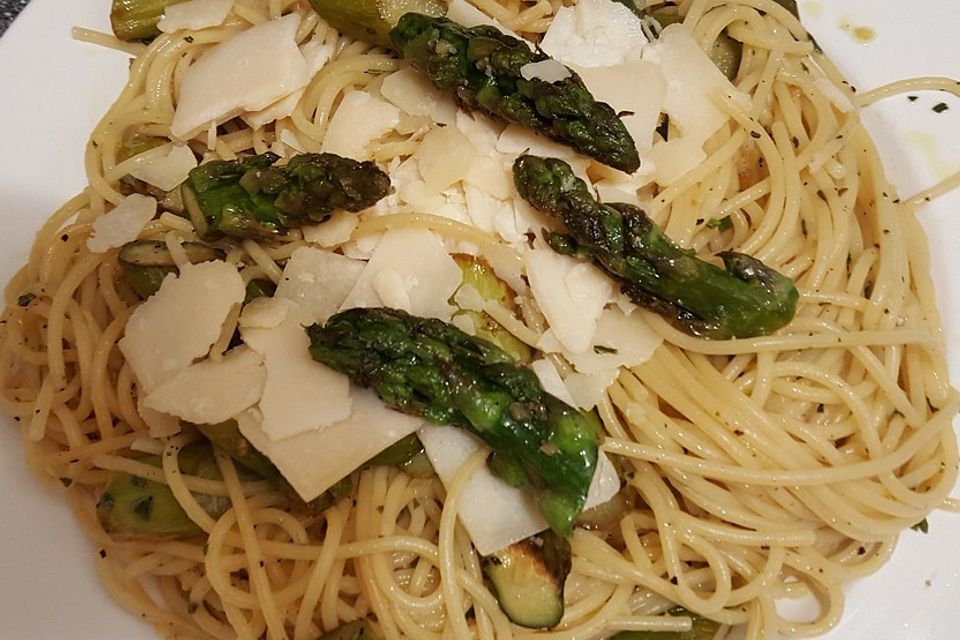 Grüner Spargel mit Spaghetti