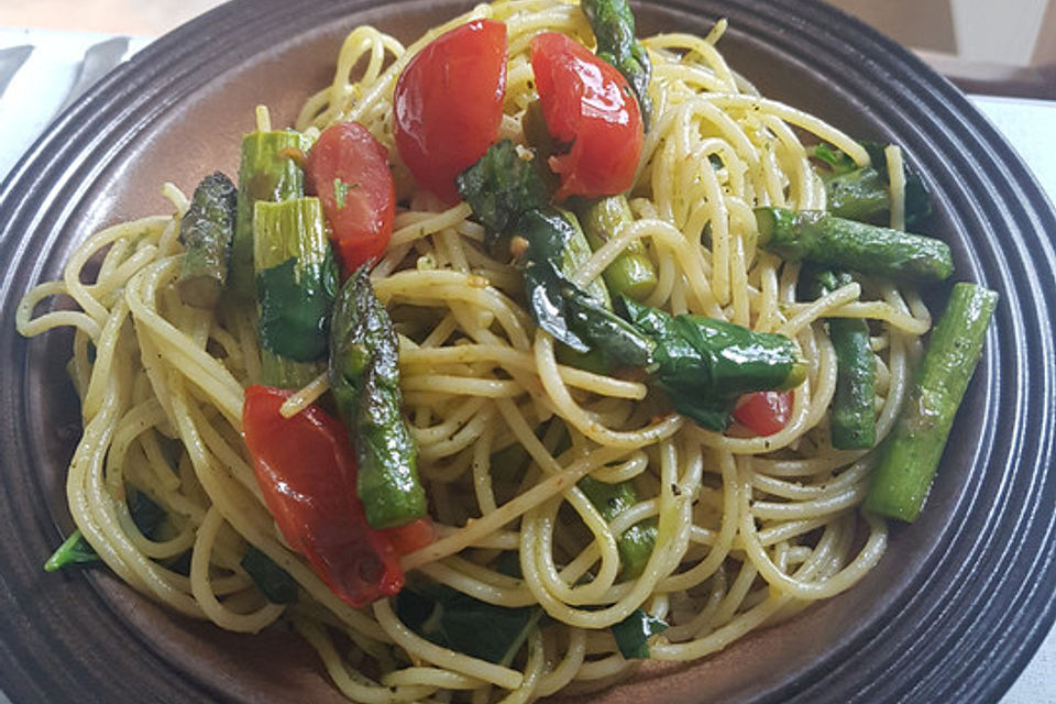 Grüner Spargel mit Spaghetti