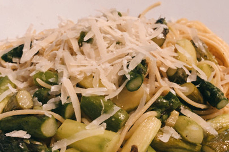 Grüner Spargel mit Spaghetti