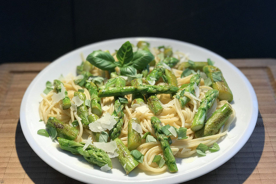 Grüner Spargel mit Spaghetti