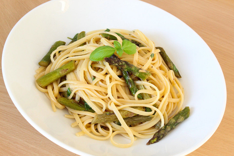 Grüner Spargel mit Spaghetti