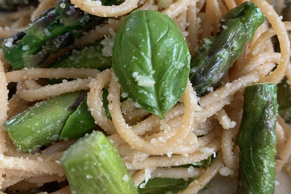 Grüner Spargel mit Spaghetti