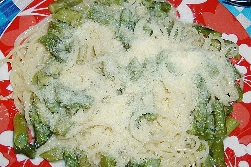 Grüner Spargel mit Spaghetti