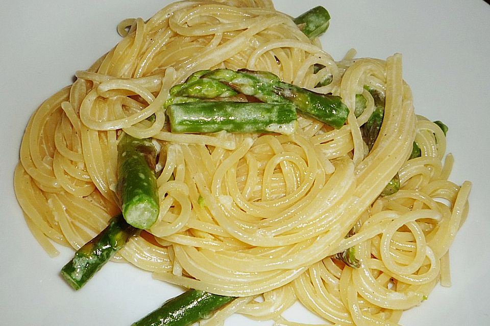 Grüner Spargel mit Spaghetti