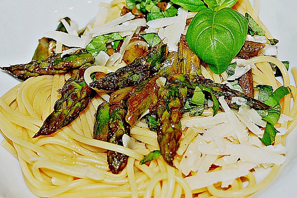 Grüner Spargel mit Spaghetti