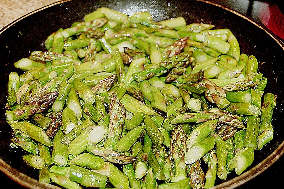 Grüner Spargel mit Spaghetti