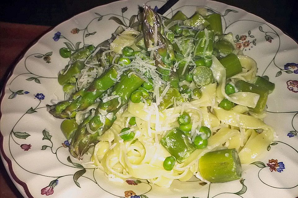 Grüner Spargel mit Spaghetti