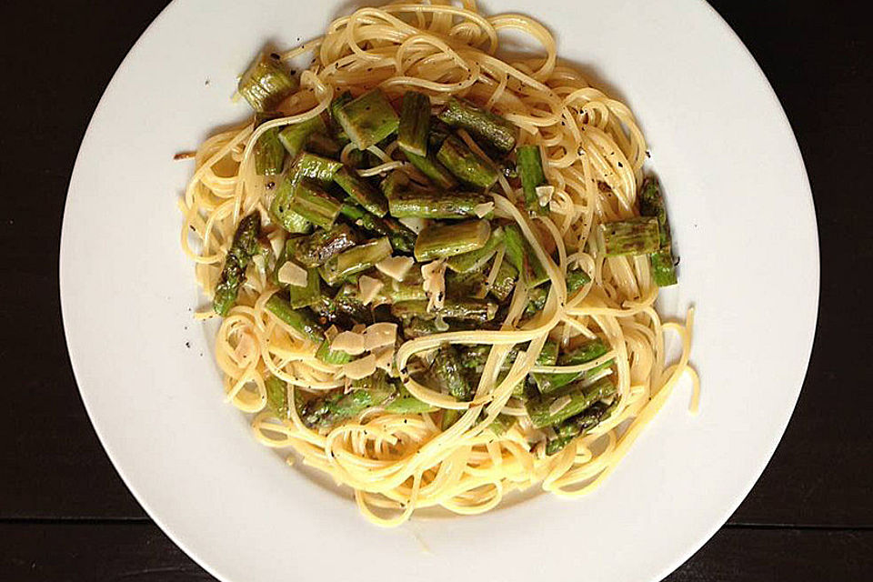 Grüner Spargel mit Spaghetti