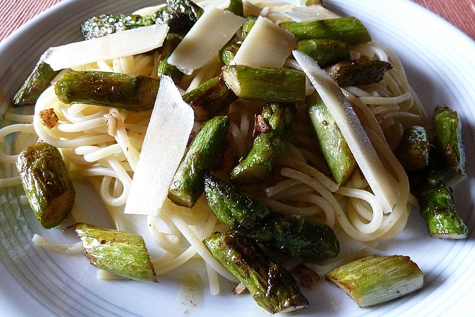 Grüner Spargel mit Spaghetti