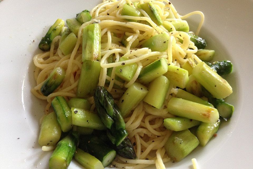 Grüner Spargel mit Spaghetti