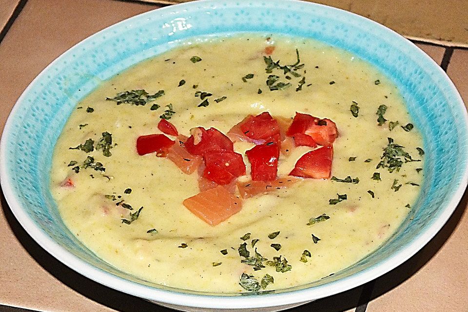 Kartoffel - Lauch - Suppe mit Lachs und Tomaten