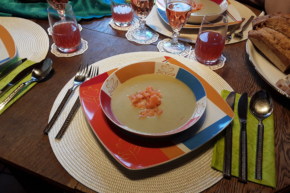 Kartoffel - Lauch - Suppe mit Lachs und Tomaten