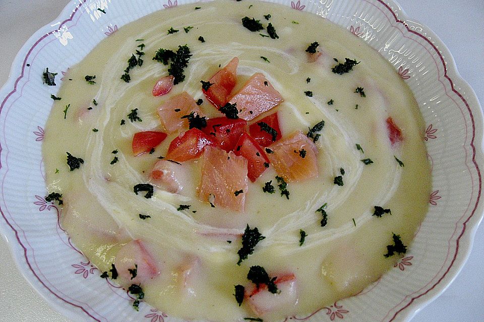 Kartoffel - Lauch - Suppe mit Lachs und Tomaten