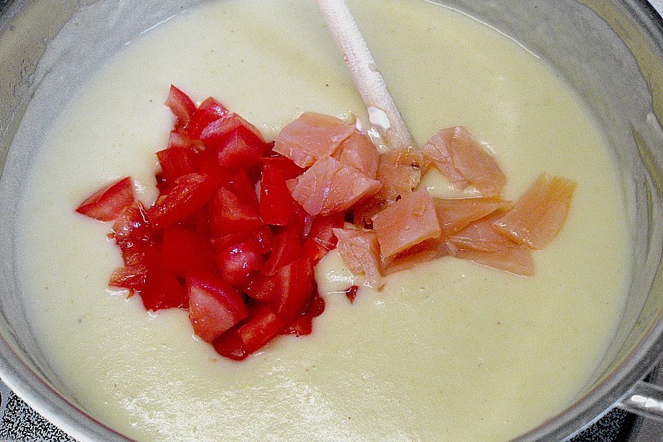 Kartoffel - Lauch - Suppe mit Lachs und Tomaten