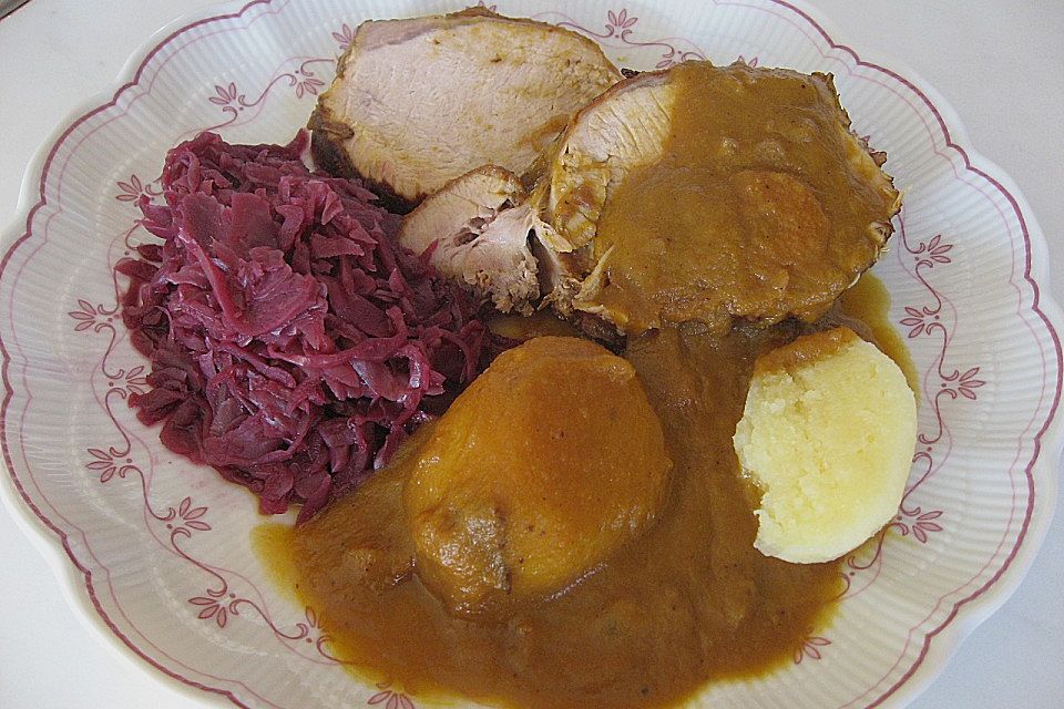 Schweinebraten in Apfel - Zwiebel - Preiselbeer - Sauce