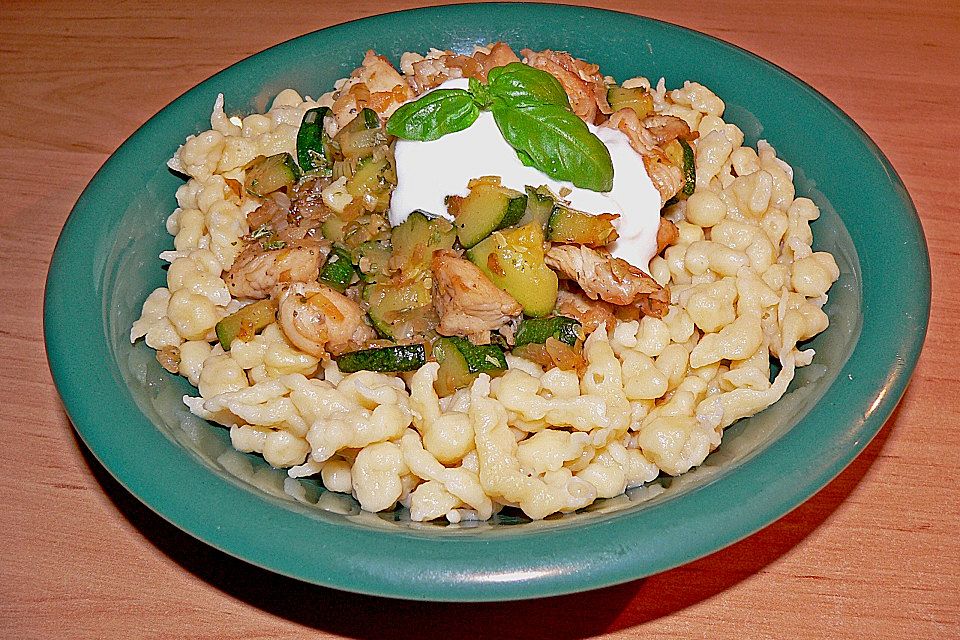 Spätzle mit Puten-Zucchini-Ragout