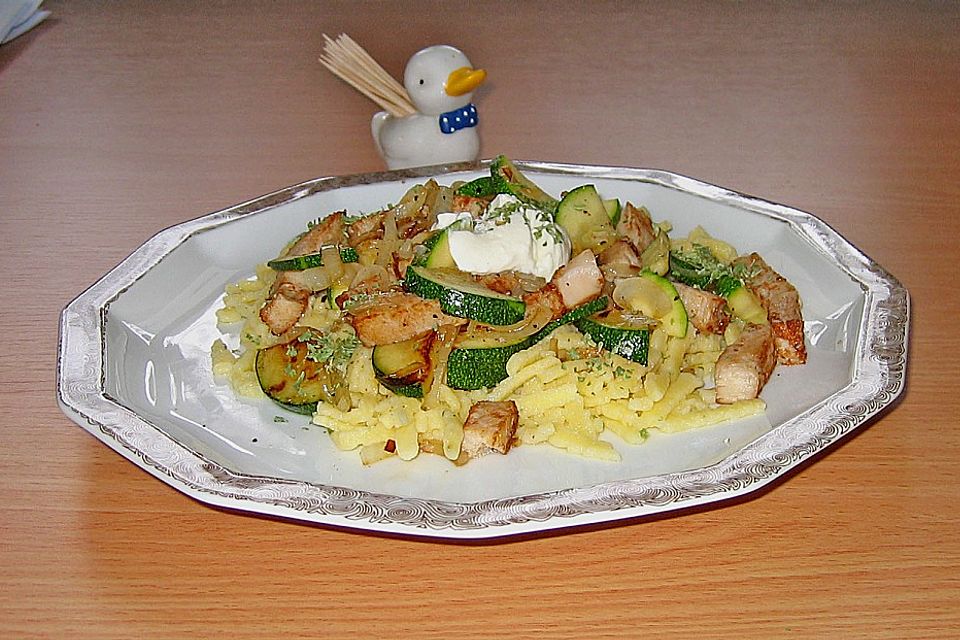 Spätzle mit Puten-Zucchini-Ragout