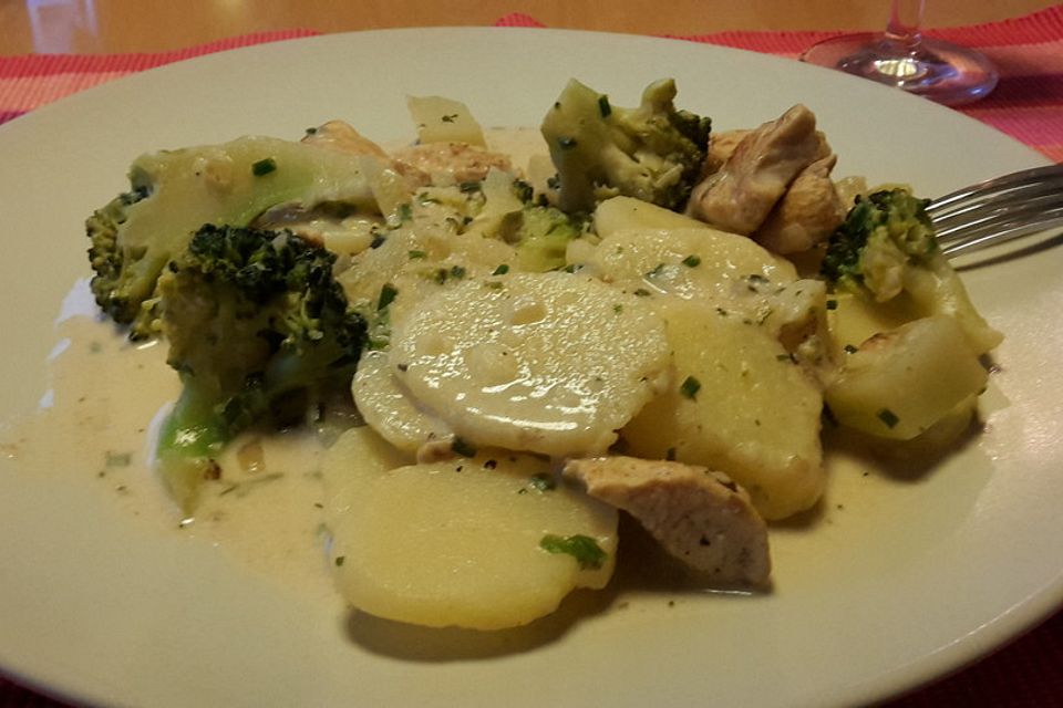 Kartoffelpfanne mit Hähnchen und Brokkoli