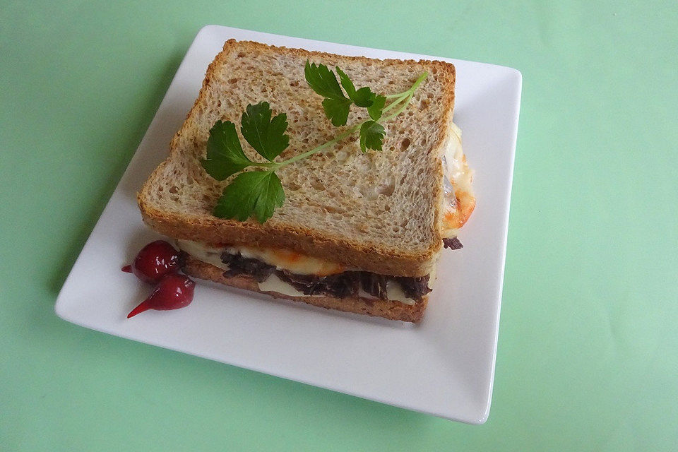 Überbackener Fleischtoast