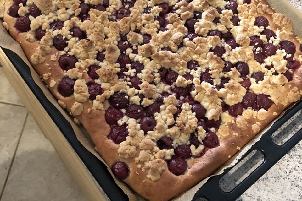 Blechkuchen mit Kirschen und Streuseln