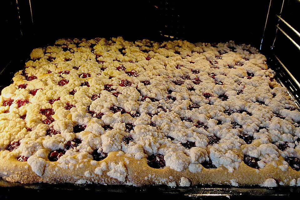 Blechkuchen mit Kirschen und Streuseln