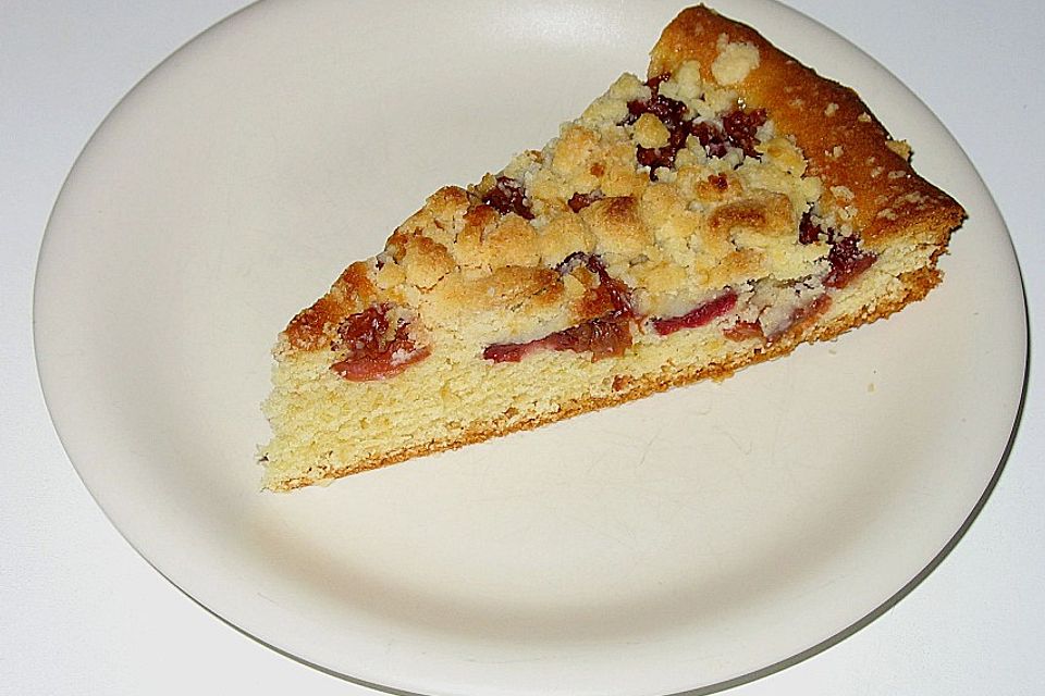 Blechkuchen mit Kirschen und Streuseln