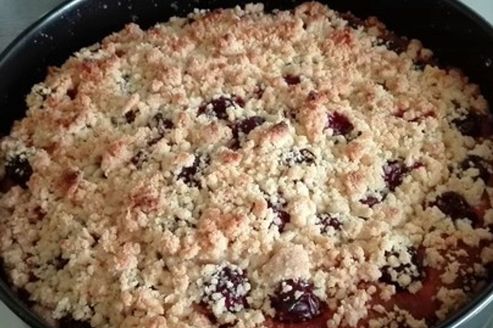 Blechkuchen mit Kirschen und Streuseln