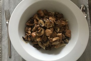 Nudeln mit Geflügelfleisch und Gemüse