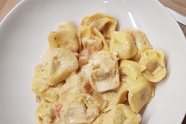 Tortellini in Tomaten-Käse-Sauce von Liesbeth | Chefkoch