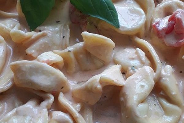 Tortellini in Tomaten-Käse-Sauce von Liesbeth | Chefkoch