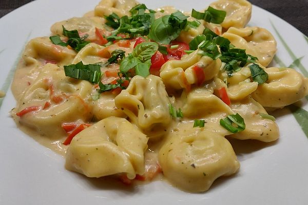 Tortellini in Tomaten-Käse-Sauce von Liesbeth | Chefkoch