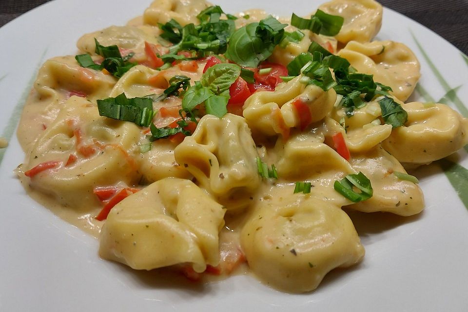 Tortellini in Tomaten-Käse-Sauce