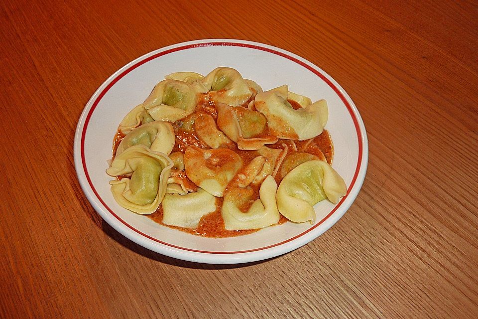 Tortellini in Tomaten-Käse-Sauce