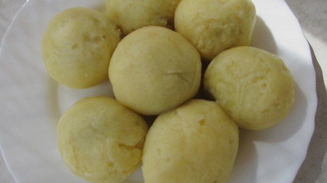 Pflaumenknödel aus Kartoffelteig von Lipid
