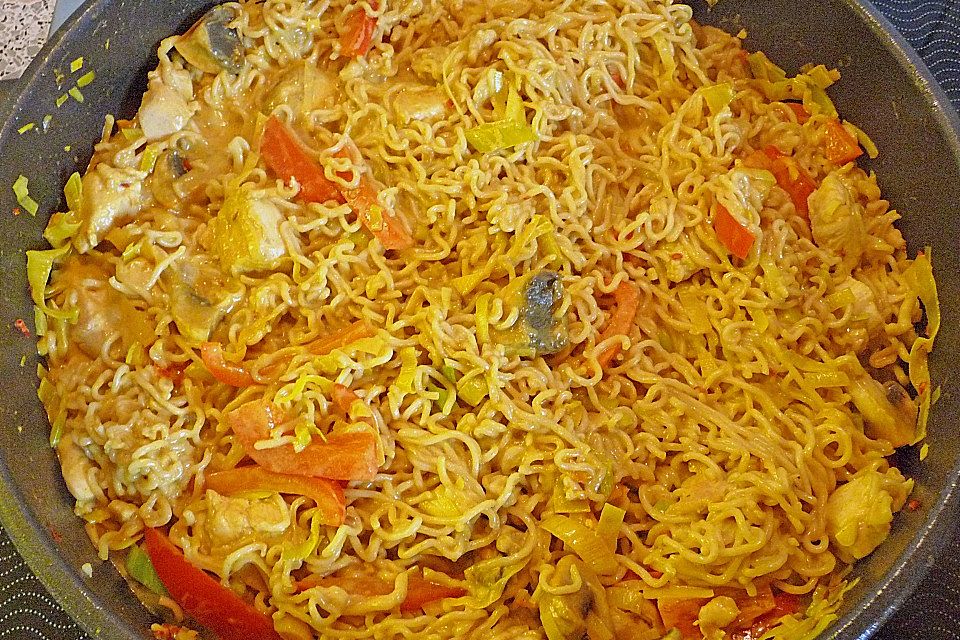 Gebratene Nudeln mit Kokosmilch Gebratene Nudeln mit Kokosmilch