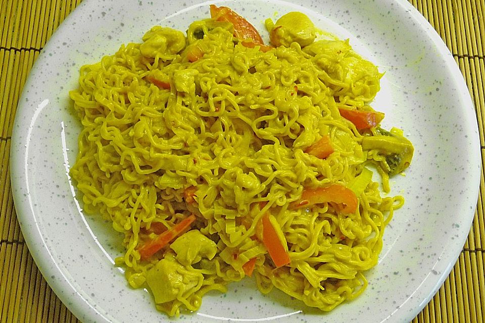 Gebratene Nudeln mit Kokosmilch Gebratene Nudeln mit Kokosmilch