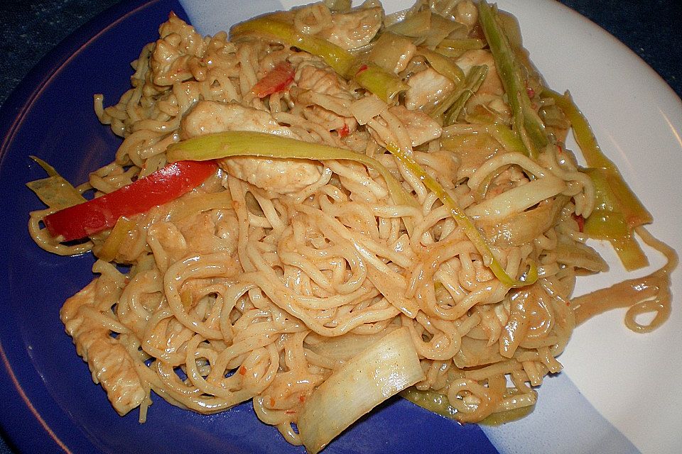 Gebratene Nudeln mit Kokosmilch Gebratene Nudeln mit Kokosmilch