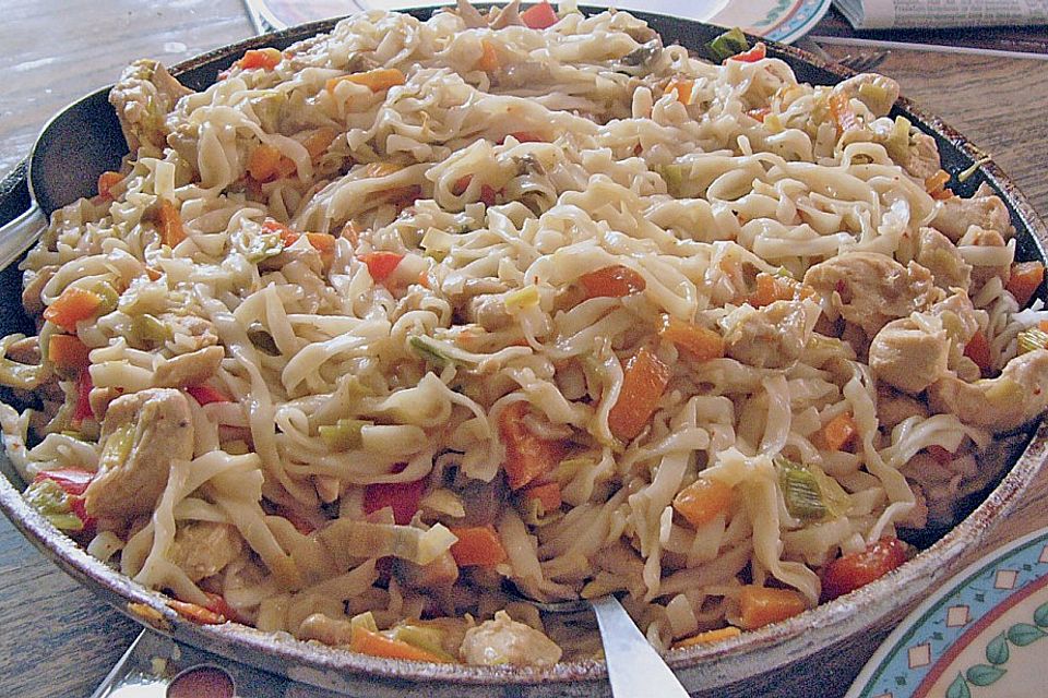 Gebratene Nudeln mit Kokosmilch Gebratene Nudeln mit Kokosmilch