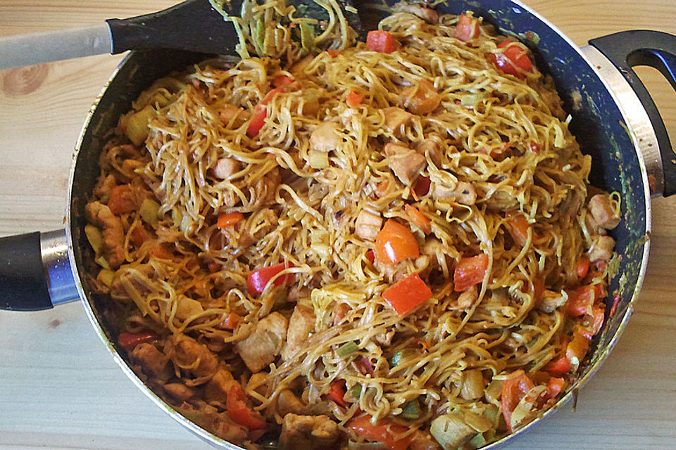 Gebratene Nudeln mit Kokosmilch Gebratene Nudeln mit Kokosmilch