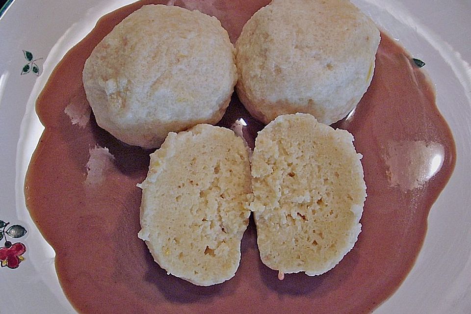 Topfenknödel mit Marzipansauce